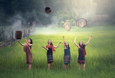 Quatro moças risonhas no capinzal alto, jogando ao alto seus cestos e peneiras, divertindo-se Quatro moças risonhas no capinzal alto, jogando ao alto seus cestos e peneiras, divertindo-se
