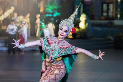 Dançarina em traje oriental se movimentando no salão Dançarina em traje oriental se movimentando no salão